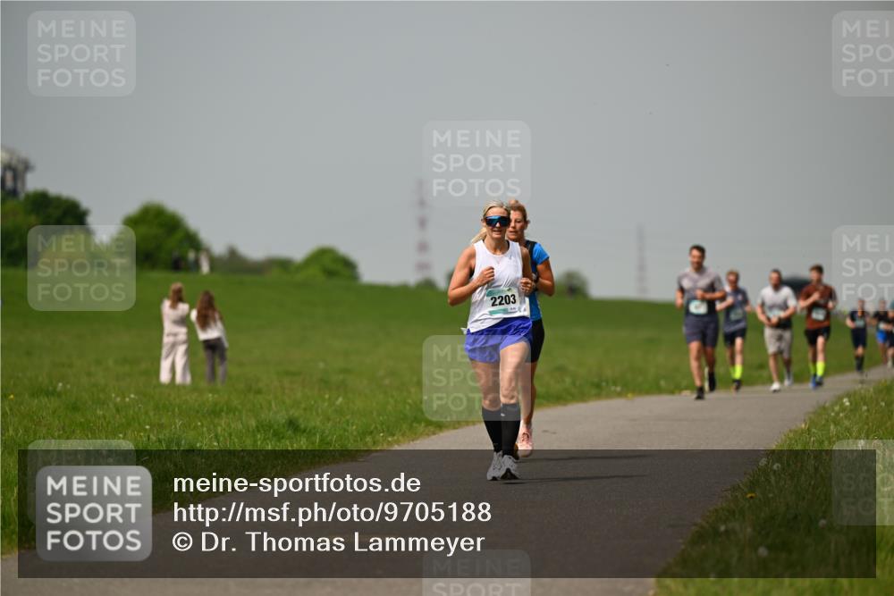 10.05.2026 - 8. Wedeler Halbmarathon Dr. Thomas Lammeyer http://msf.ph/oto/9705188 10.05.2026 11:53:24 Laufen 2203 meine-sportfotos.de