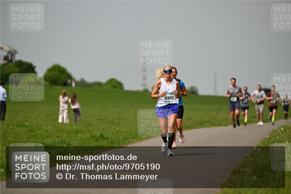 10.05.2026 - 8. Wedeler Halbmarathon Dr. Thomas Lammeyer http://msf.ph/oto/9705190 10.05.2026 11:53:25 Laufen 2203 meine-sportfotos.de