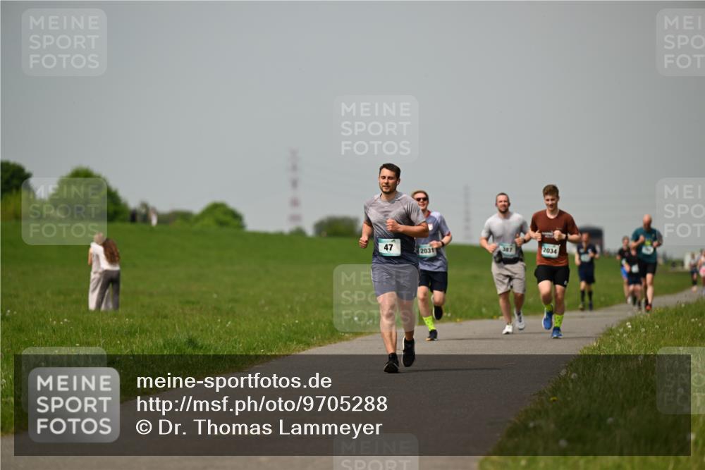 10.05.2026 - 8. Wedeler Halbmarathon Dr. Thomas Lammeyer http://msf.ph/oto/9705288 10.05.2026 11:53:33 Laufen 387, 2031, 2034 meine-sportfotos.de