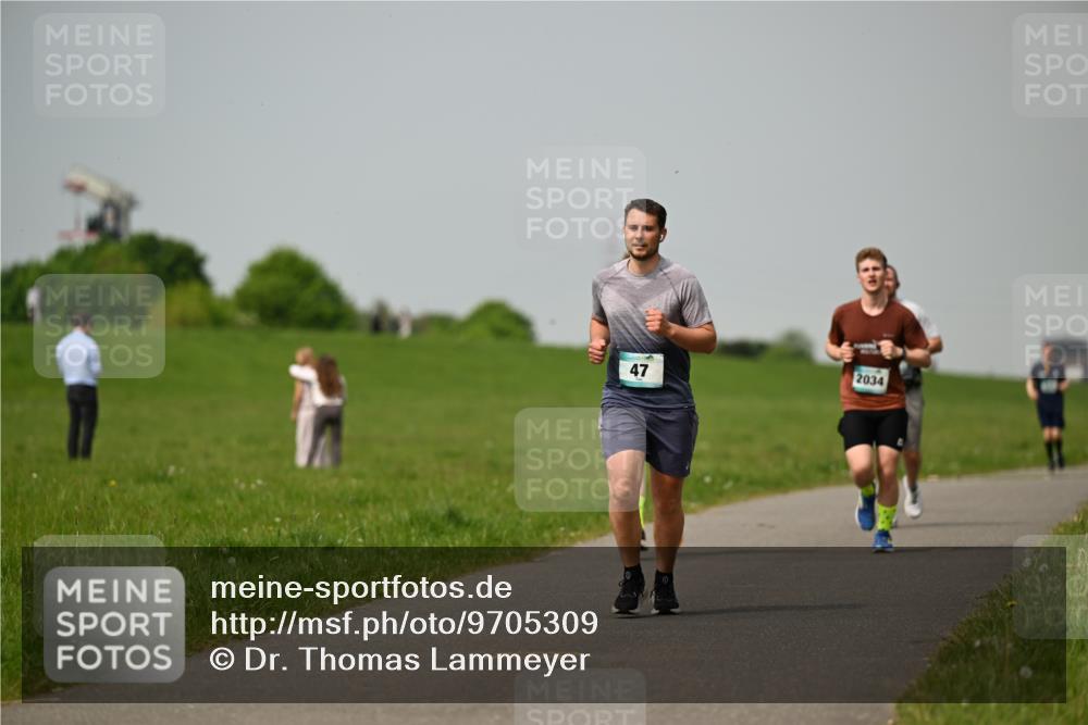 10.05.2026 - 8. Wedeler Halbmarathon Dr. Thomas Lammeyer http://msf.ph/oto/9705309 10.05.2026 11:53:36 Laufen 2034 meine-sportfotos.de