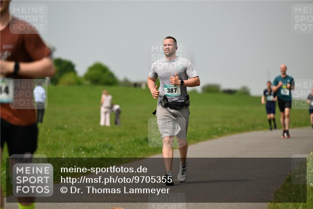 10.05.2026 - 8. Wedeler Halbmarathon Dr. Thomas Lammeyer http://msf.ph/oto/9705355 10.05.2026 11:53:43 Laufen 387 meine-sportfotos.de