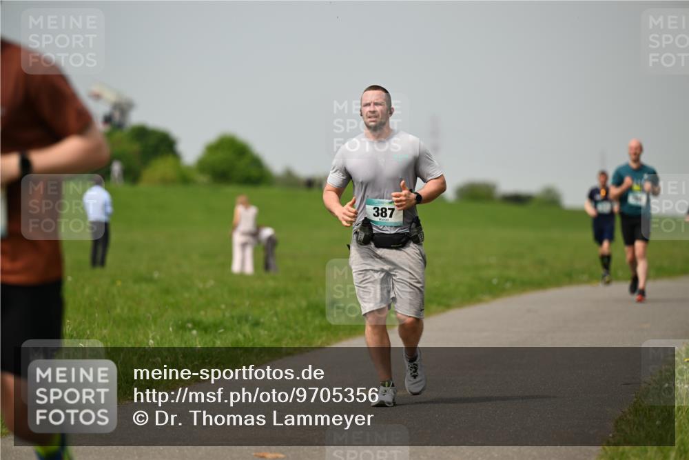 10.05.2026 - 8. Wedeler Halbmarathon Dr. Thomas Lammeyer http://msf.ph/oto/9705356 10.05.2026 11:53:43 Laufen 387 meine-sportfotos.de