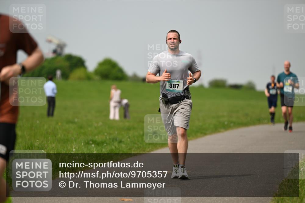 10.05.2026 - 8. Wedeler Halbmarathon Dr. Thomas Lammeyer http://msf.ph/oto/9705357 10.05.2026 11:53:44 Laufen 387 meine-sportfotos.de