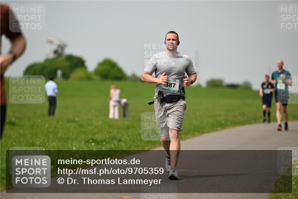 10.05.2026 - 8. Wedeler Halbmarathon Dr. Thomas Lammeyer http://msf.ph/oto/9705359 10.05.2026 11:53:44 Laufen 387 meine-sportfotos.de