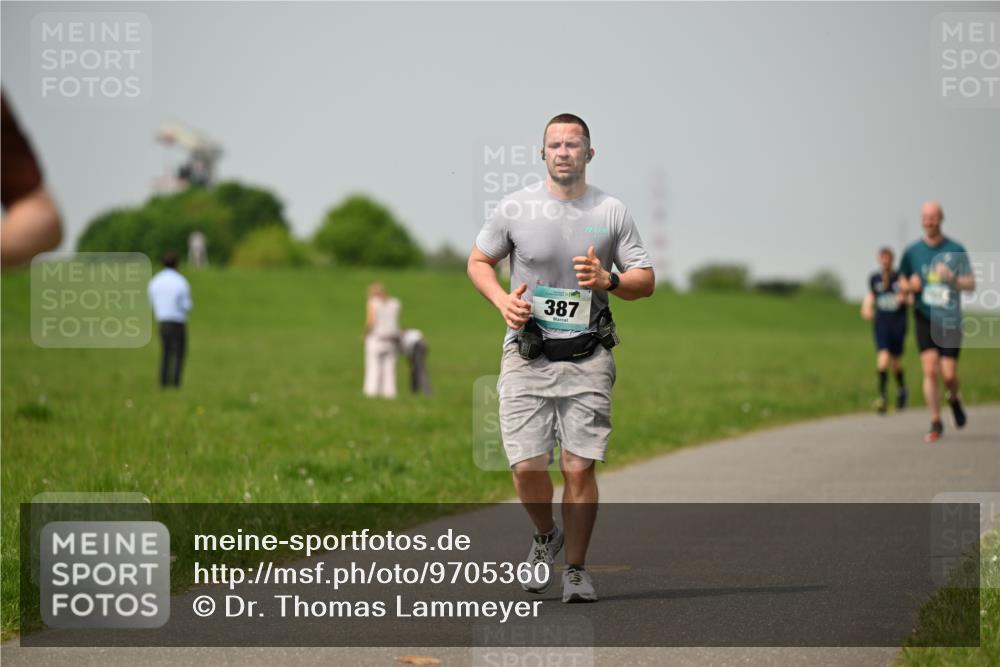 10.05.2026 - 8. Wedeler Halbmarathon Dr. Thomas Lammeyer http://msf.ph/oto/9705360 10.05.2026 11:53:44 Laufen 387 meine-sportfotos.de