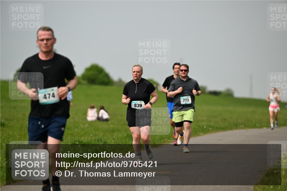10.05.2026 - 8. Wedeler Halbmarathon Dr. Thomas Lammeyer http://msf.ph/oto/9705421 10.05.2026 11:54:03 Laufen 474, 839, 772 meine-sportfotos.de