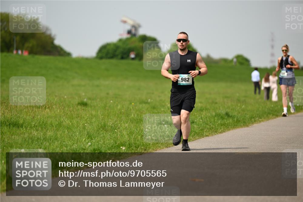 10.05.2026 - 8. Wedeler Halbmarathon Dr. Thomas Lammeyer http://msf.ph/oto/9705565 10.05.2026 11:54:54 Laufen 982, 120 meine-sportfotos.de
