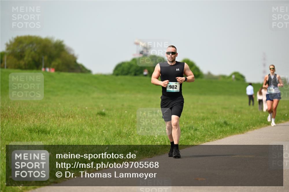 10.05.2026 - 8. Wedeler Halbmarathon Dr. Thomas Lammeyer http://msf.ph/oto/9705568 10.05.2026 11:54:54 Laufen 982 meine-sportfotos.de