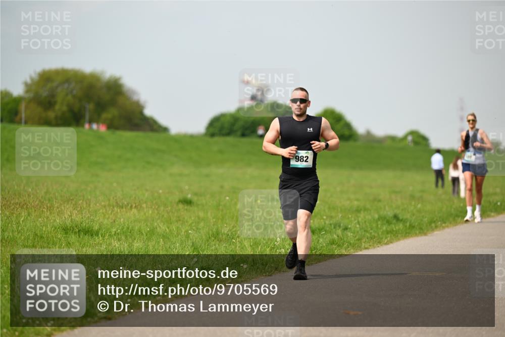 10.05.2026 - 8. Wedeler Halbmarathon Dr. Thomas Lammeyer http://msf.ph/oto/9705569 10.05.2026 11:54:54 Laufen 982 meine-sportfotos.de