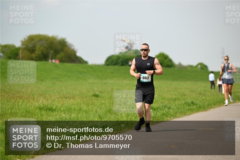 10.05.2026 - 8. Wedeler Halbmarathon Dr. Thomas Lammeyer http://msf.ph/oto/9705570 10.05.2026 11:54:55 Laufen 982 meine-sportfotos.de
