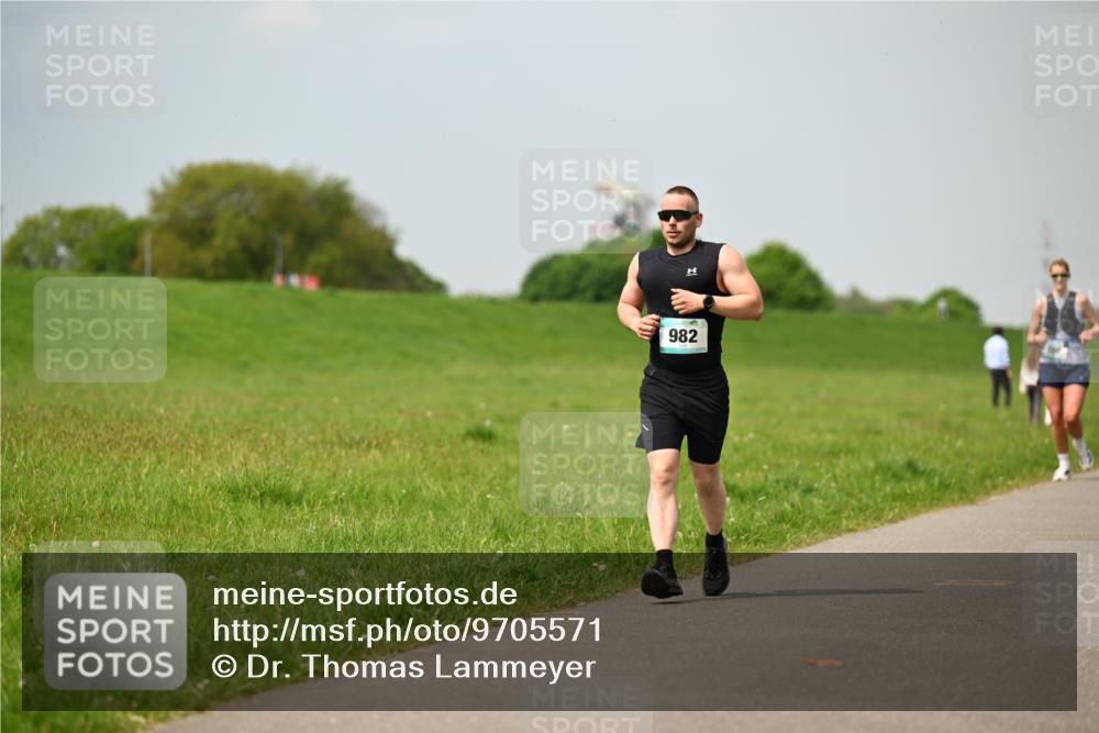 10.05.2026 - 8. Wedeler Halbmarathon Dr. Thomas Lammeyer http://msf.ph/oto/9705571 10.05.2026 11:54:55 Laufen 982 meine-sportfotos.de
