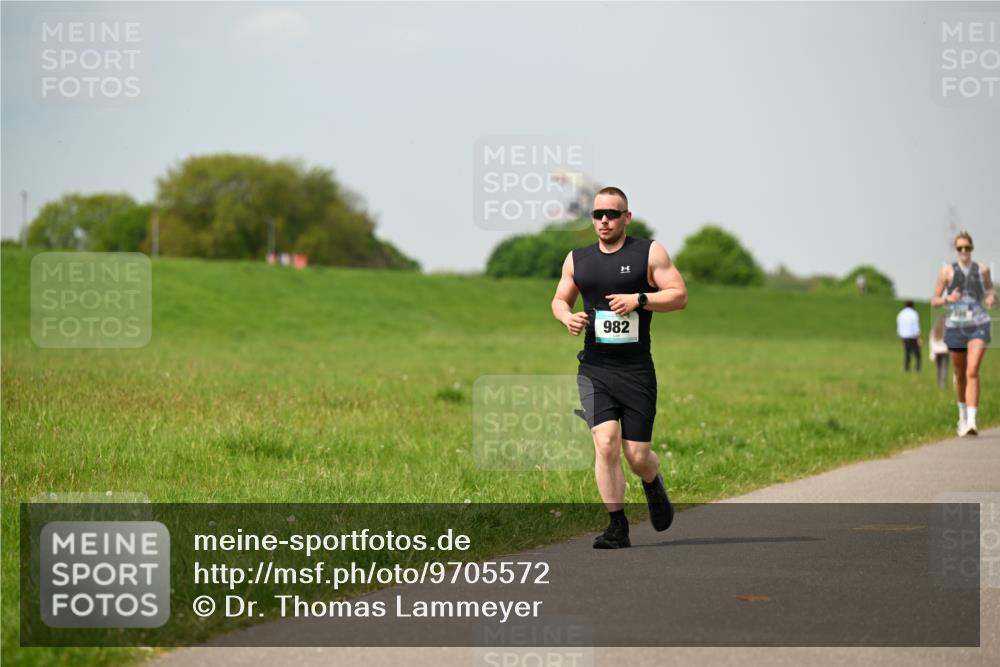 10.05.2026 - 8. Wedeler Halbmarathon Dr. Thomas Lammeyer http://msf.ph/oto/9705572 10.05.2026 11:54:55 Laufen 982 meine-sportfotos.de