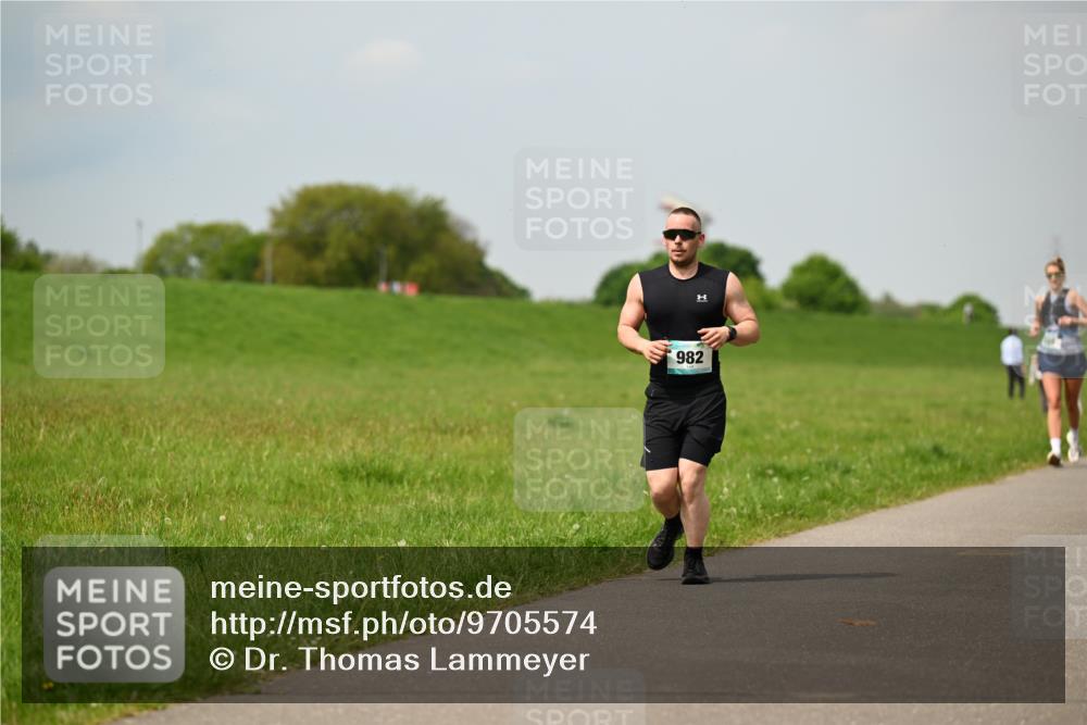 10.05.2026 - 8. Wedeler Halbmarathon Dr. Thomas Lammeyer http://msf.ph/oto/9705574 10.05.2026 11:54:55 Laufen 982 meine-sportfotos.de