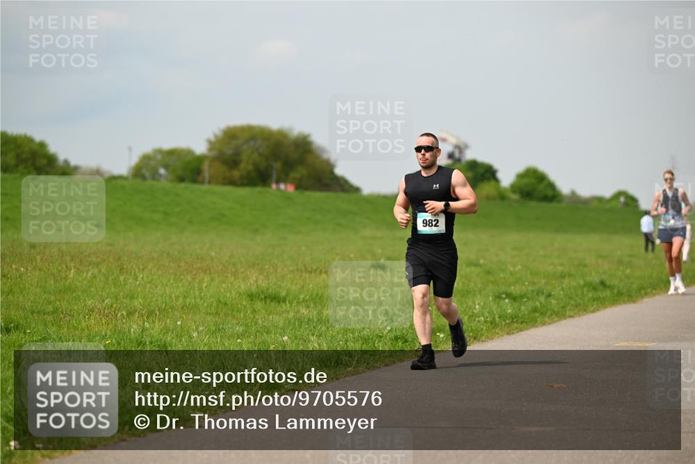 10.05.2026 - 8. Wedeler Halbmarathon Dr. Thomas Lammeyer http://msf.ph/oto/9705576 10.05.2026 11:54:55 Laufen 982 meine-sportfotos.de