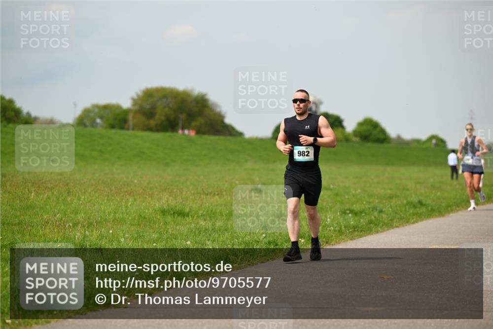 10.05.2026 - 8. Wedeler Halbmarathon Dr. Thomas Lammeyer http://msf.ph/oto/9705577 10.05.2026 11:54:55 Laufen 982 meine-sportfotos.de
