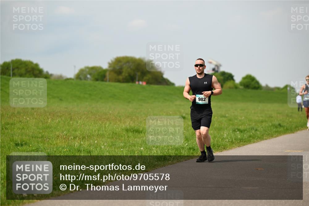 10.05.2026 - 8. Wedeler Halbmarathon Dr. Thomas Lammeyer http://msf.ph/oto/9705578 10.05.2026 11:54:56 Laufen 982 meine-sportfotos.de