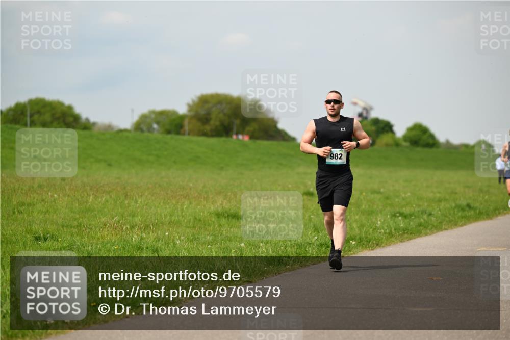 10.05.2026 - 8. Wedeler Halbmarathon Dr. Thomas Lammeyer http://msf.ph/oto/9705579 10.05.2026 11:54:56 Laufen 982 meine-sportfotos.de