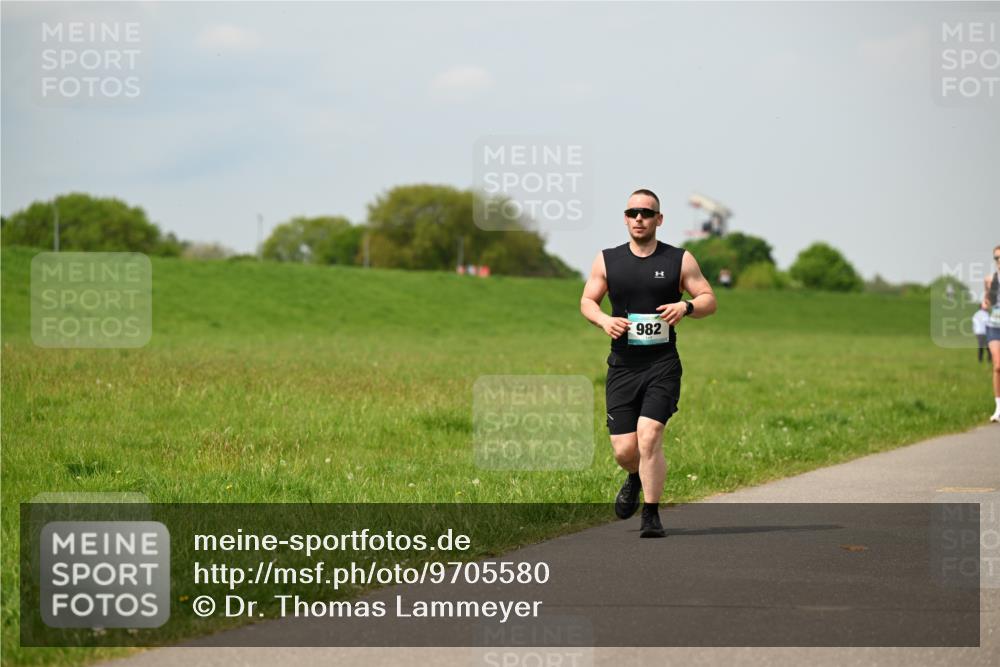 10.05.2026 - 8. Wedeler Halbmarathon Dr. Thomas Lammeyer http://msf.ph/oto/9705580 10.05.2026 11:54:56 Laufen 982 meine-sportfotos.de
