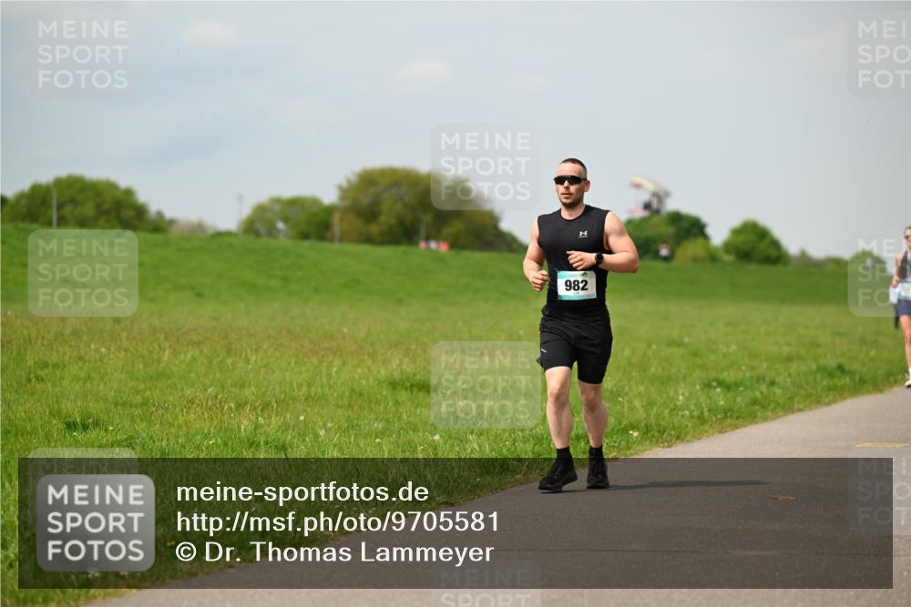 10.05.2026 - 8. Wedeler Halbmarathon Dr. Thomas Lammeyer http://msf.ph/oto/9705581 10.05.2026 11:54:56 Laufen 982 meine-sportfotos.de
