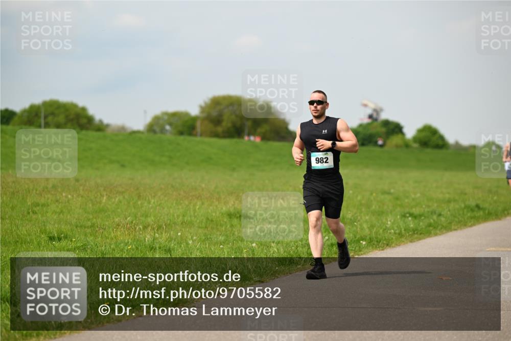 10.05.2026 - 8. Wedeler Halbmarathon Dr. Thomas Lammeyer http://msf.ph/oto/9705582 10.05.2026 11:54:56 Laufen 982 meine-sportfotos.de