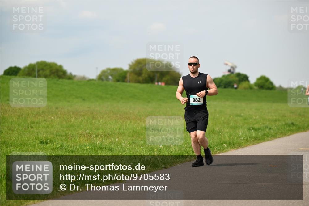 10.05.2026 - 8. Wedeler Halbmarathon Dr. Thomas Lammeyer http://msf.ph/oto/9705583 10.05.2026 11:54:56 Laufen 982 meine-sportfotos.de