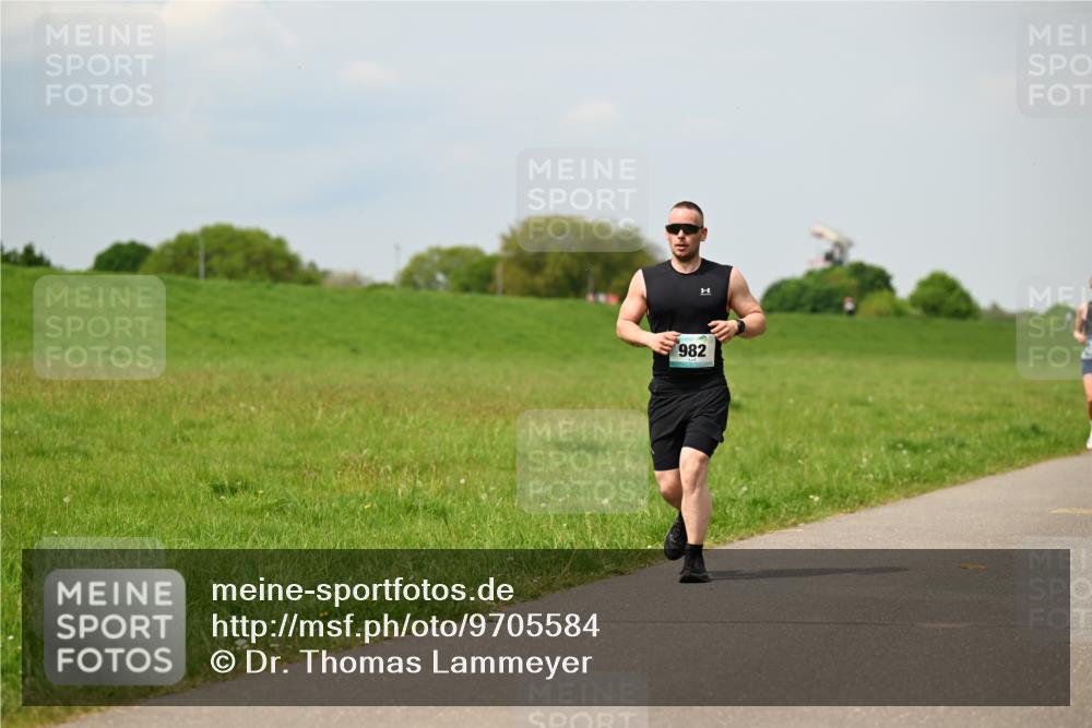10.05.2026 - 8. Wedeler Halbmarathon Dr. Thomas Lammeyer http://msf.ph/oto/9705584 10.05.2026 11:54:57 Laufen 982 meine-sportfotos.de
