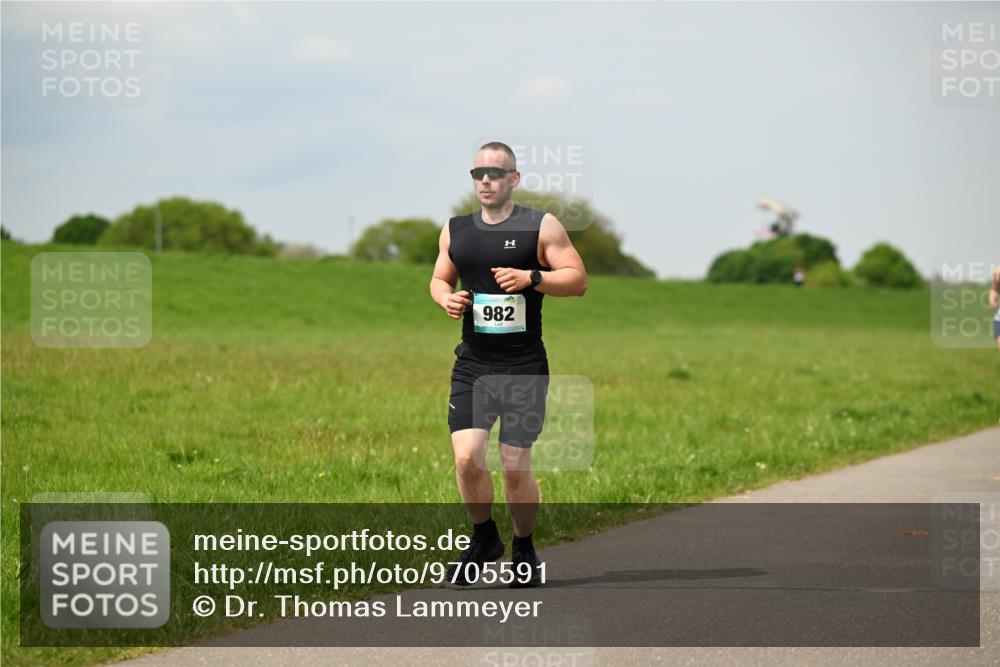 10.05.2026 - 8. Wedeler Halbmarathon Dr. Thomas Lammeyer http://msf.ph/oto/9705591 10.05.2026 11:54:57 Laufen 982 meine-sportfotos.de