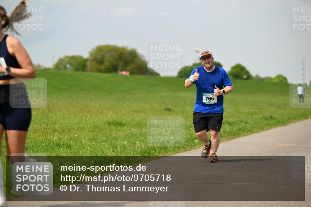 10.05.2026 - 8. Wedeler Halbmarathon Dr. Thomas Lammeyer http://msf.ph/oto/9705718 10.05.2026 11:55:25 Laufen 766 meine-sportfotos.de