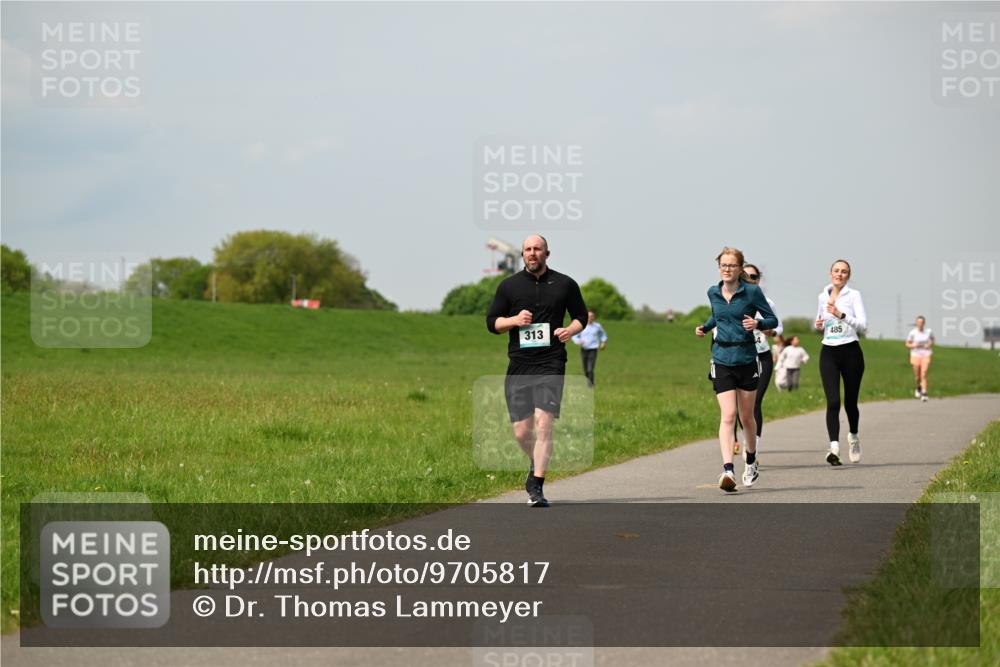 10.05.2026 - 8. Wedeler Halbmarathon Dr. Thomas Lammeyer http://msf.ph/oto/9705817 10.05.2026 11:55:54 Laufen 313, 485 meine-sportfotos.de