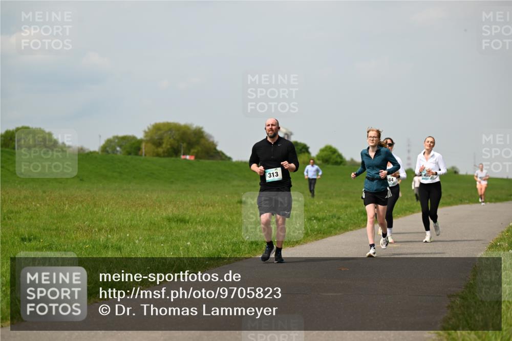 10.05.2026 - 8. Wedeler Halbmarathon Dr. Thomas Lammeyer http://msf.ph/oto/9705823 10.05.2026 11:55:55 Laufen 313, 485 meine-sportfotos.de