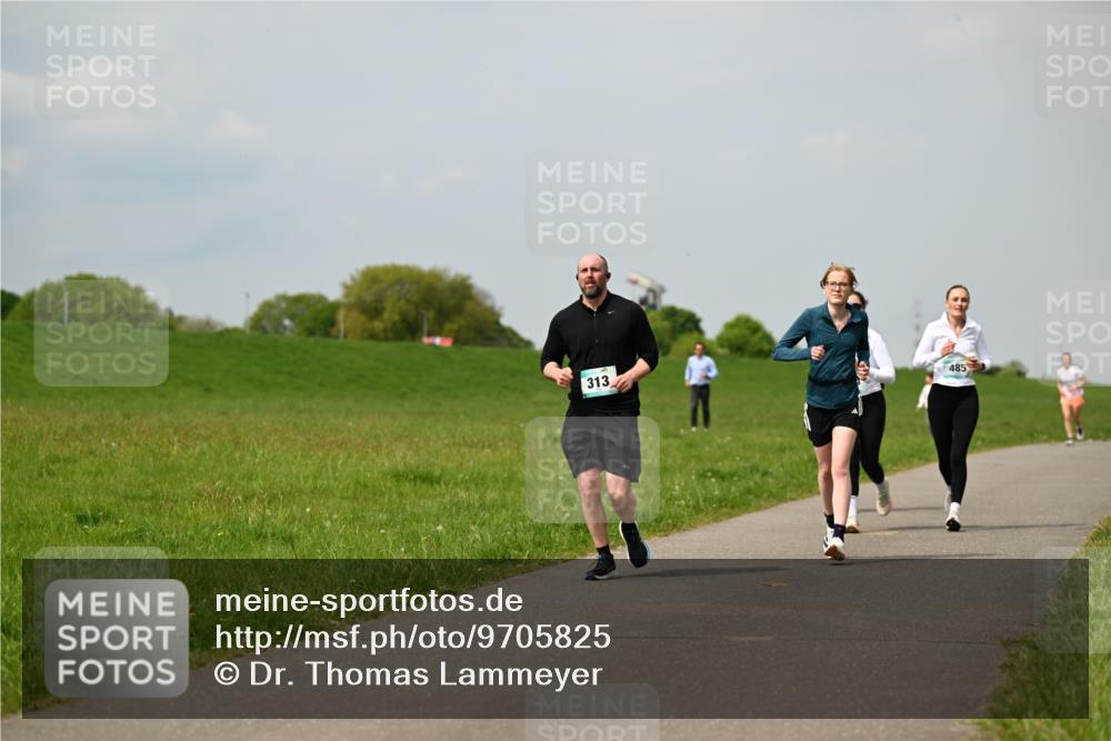 10.05.2026 - 8. Wedeler Halbmarathon Dr. Thomas Lammeyer http://msf.ph/oto/9705825 10.05.2026 11:55:55 Laufen 313, 485 meine-sportfotos.de