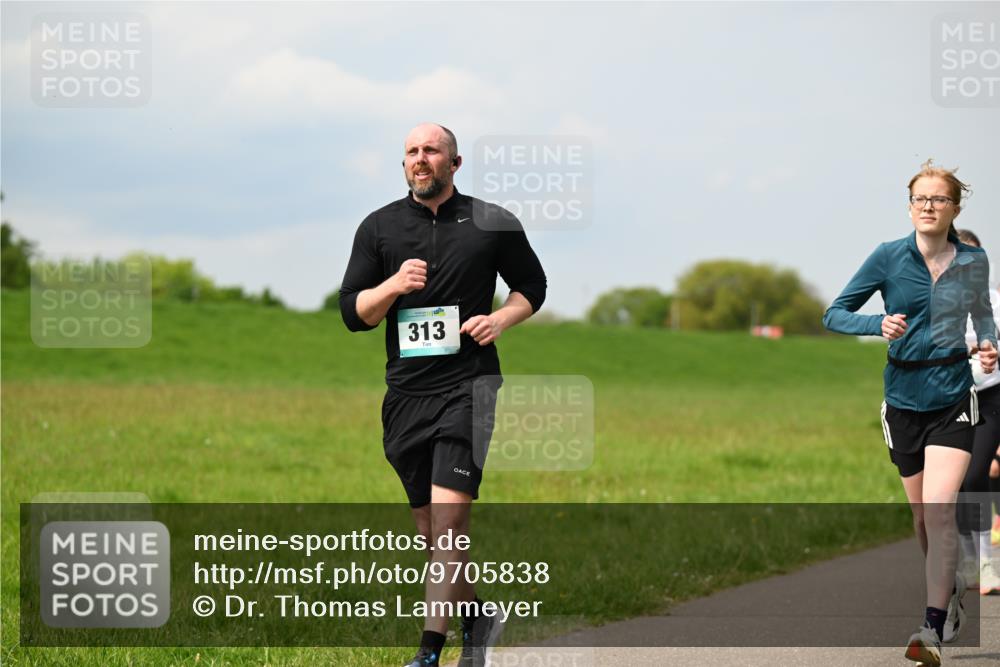 10.05.2026 - 8. Wedeler Halbmarathon Dr. Thomas Lammeyer http://msf.ph/oto/9705838 10.05.2026 11:55:58 Laufen 313 meine-sportfotos.de