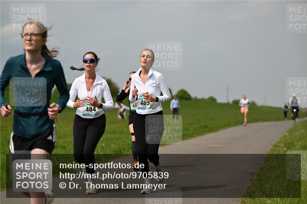 10.05.2026 - 8. Wedeler Halbmarathon Dr. Thomas Lammeyer http://msf.ph/oto/9705839 10.05.2026 11:56:00 Laufen 484, 485 meine-sportfotos.de