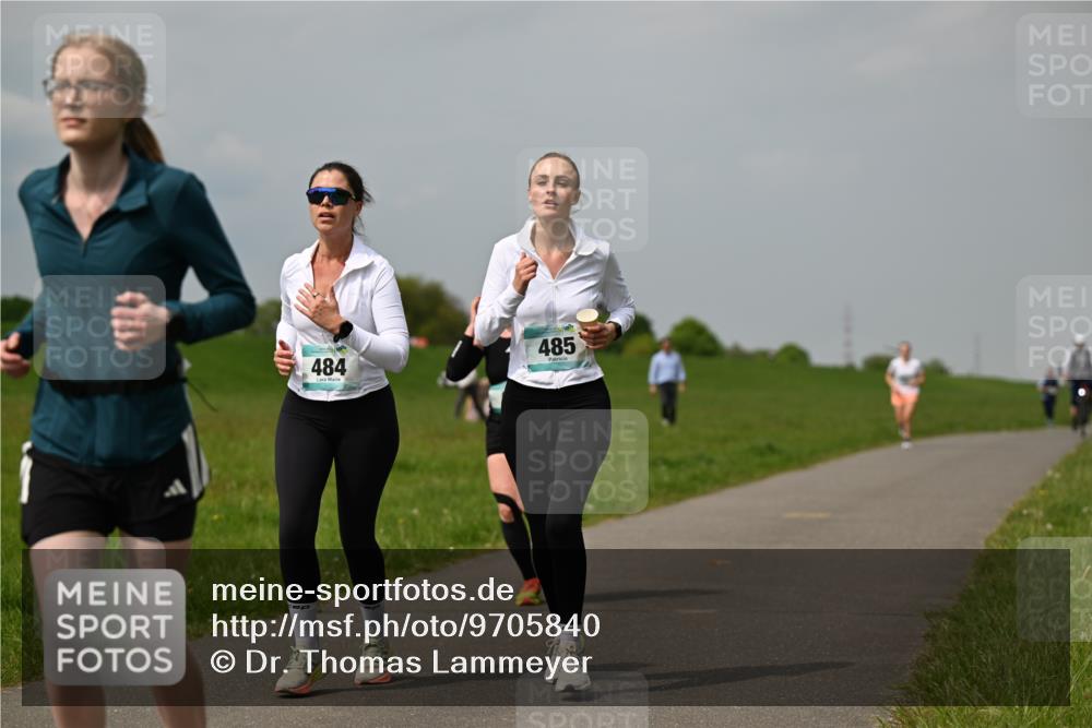 10.05.2026 - 8. Wedeler Halbmarathon Dr. Thomas Lammeyer http://msf.ph/oto/9705840 10.05.2026 11:56:00 Laufen 484, 485 meine-sportfotos.de