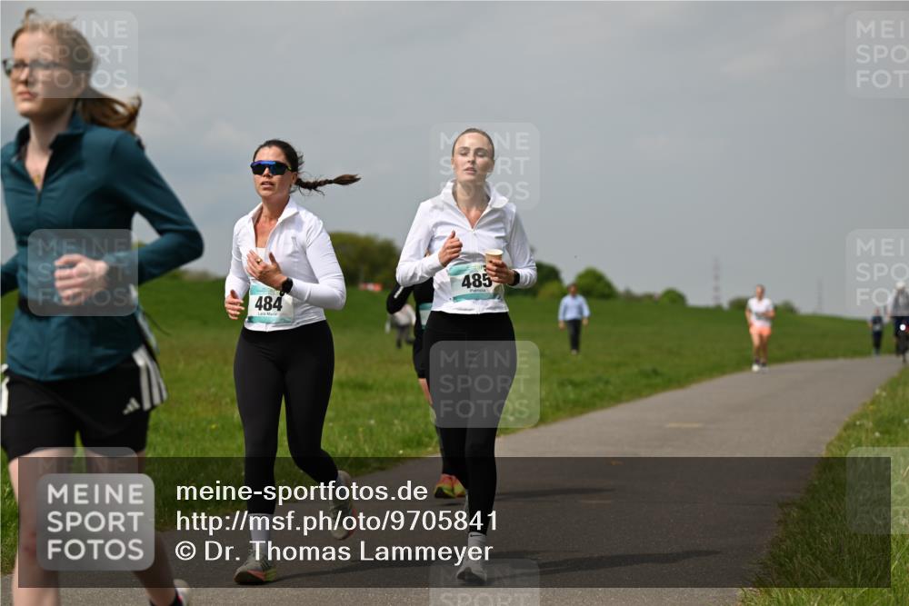 10.05.2026 - 8. Wedeler Halbmarathon Dr. Thomas Lammeyer http://msf.ph/oto/9705841 10.05.2026 11:56:00 Laufen 485, 484 meine-sportfotos.de