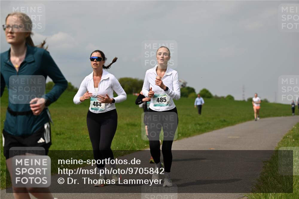 10.05.2026 - 8. Wedeler Halbmarathon Dr. Thomas Lammeyer http://msf.ph/oto/9705842 10.05.2026 11:56:00 Laufen 484, 485 meine-sportfotos.de