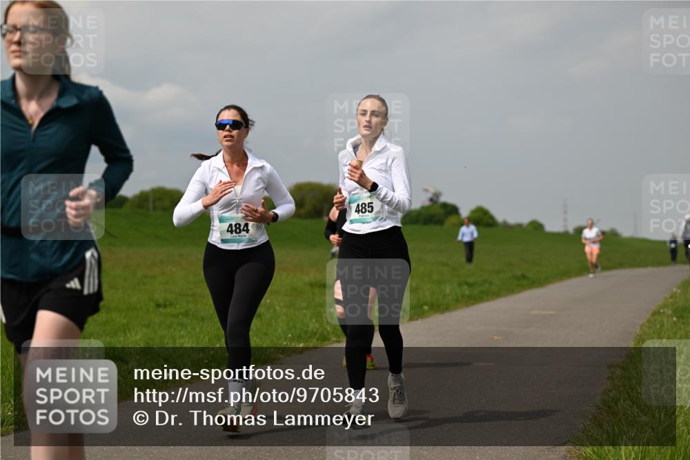 10.05.2026 - 8. Wedeler Halbmarathon Dr. Thomas Lammeyer http://msf.ph/oto/9705843 10.05.2026 11:56:00 Laufen 484, 485 meine-sportfotos.de