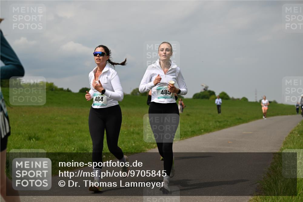 10.05.2026 - 8. Wedeler Halbmarathon Dr. Thomas Lammeyer http://msf.ph/oto/9705845 10.05.2026 11:56:01 Laufen 484, 485 meine-sportfotos.de
