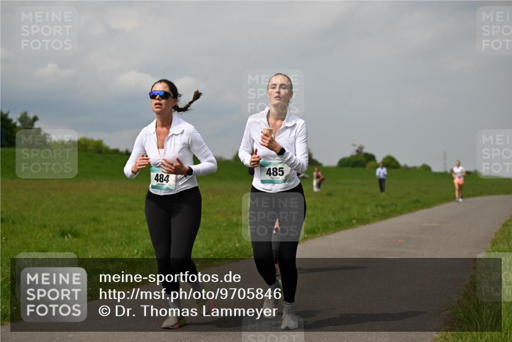 10.05.2026 - 8. Wedeler Halbmarathon Dr. Thomas Lammeyer http://msf.ph/oto/9705846 10.05.2026 11:56:01 Laufen 484, 485 meine-sportfotos.de