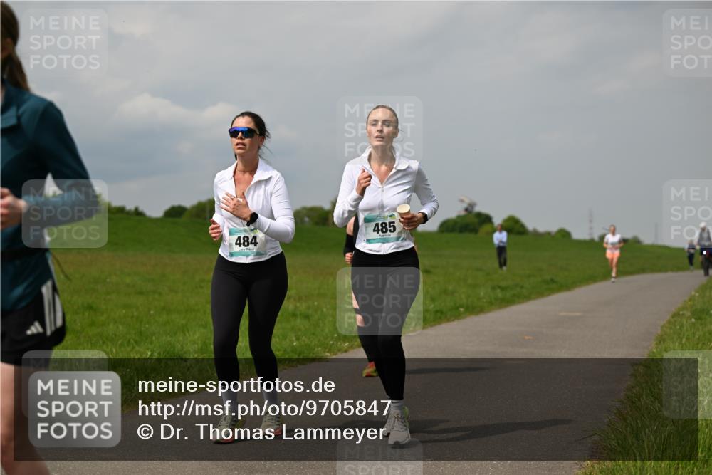 10.05.2026 - 8. Wedeler Halbmarathon Dr. Thomas Lammeyer http://msf.ph/oto/9705847 10.05.2026 11:56:01 Laufen 485, 484 meine-sportfotos.de