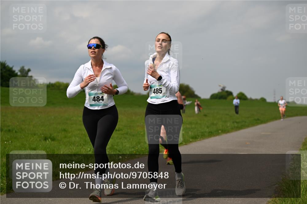 10.05.2026 - 8. Wedeler Halbmarathon Dr. Thomas Lammeyer http://msf.ph/oto/9705848 10.05.2026 11:56:01 Laufen 484, 485 meine-sportfotos.de