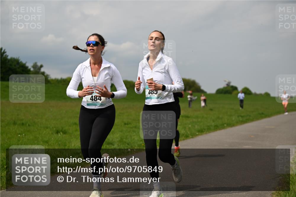 10.05.2026 - 8. Wedeler Halbmarathon Dr. Thomas Lammeyer http://msf.ph/oto/9705849 10.05.2026 11:56:01 Laufen 484, 489 meine-sportfotos.de