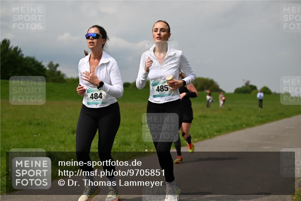 10.05.2026 - 8. Wedeler Halbmarathon Dr. Thomas Lammeyer http://msf.ph/oto/9705851 10.05.2026 11:56:01 Laufen 484, 485 meine-sportfotos.de