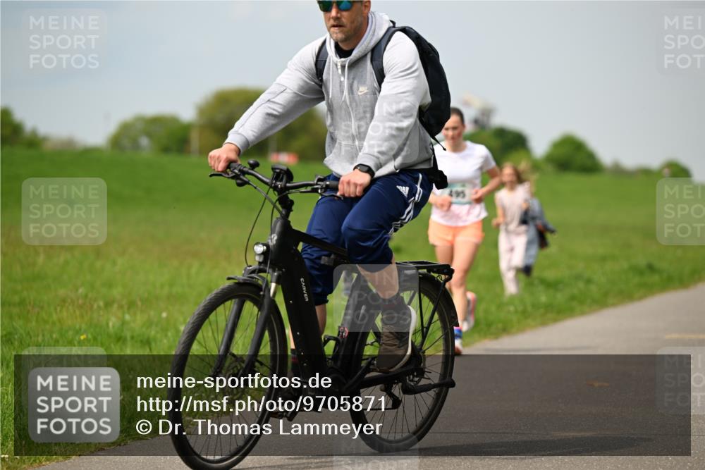 10.05.2026 - 8. Wedeler Halbmarathon Dr. Thomas Lammeyer http://msf.ph/oto/9705871 10.05.2026 11:56:08 Laufen  meine-sportfotos.de