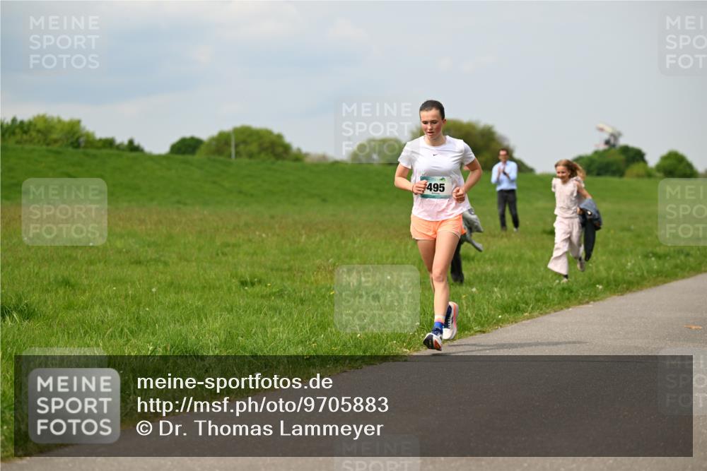 10.05.2026 - 8. Wedeler Halbmarathon Dr. Thomas Lammeyer http://msf.ph/oto/9705883 10.05.2026 11:56:10 Laufen 495 meine-sportfotos.de