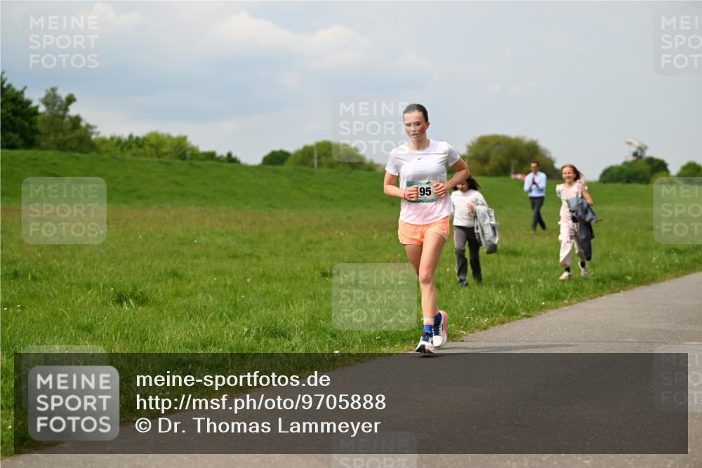 10.05.2026 - 8. Wedeler Halbmarathon Dr. Thomas Lammeyer http://msf.ph/oto/9705888 10.05.2026 11:56:11 Laufen  meine-sportfotos.de