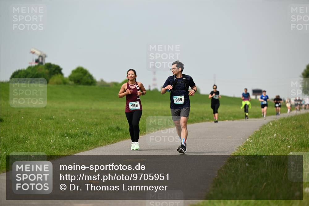 10.05.2026 - 8. Wedeler Halbmarathon Dr. Thomas Lammeyer http://msf.ph/oto/9705951 10.05.2026 11:56:38 Laufen 959, 958 meine-sportfotos.de