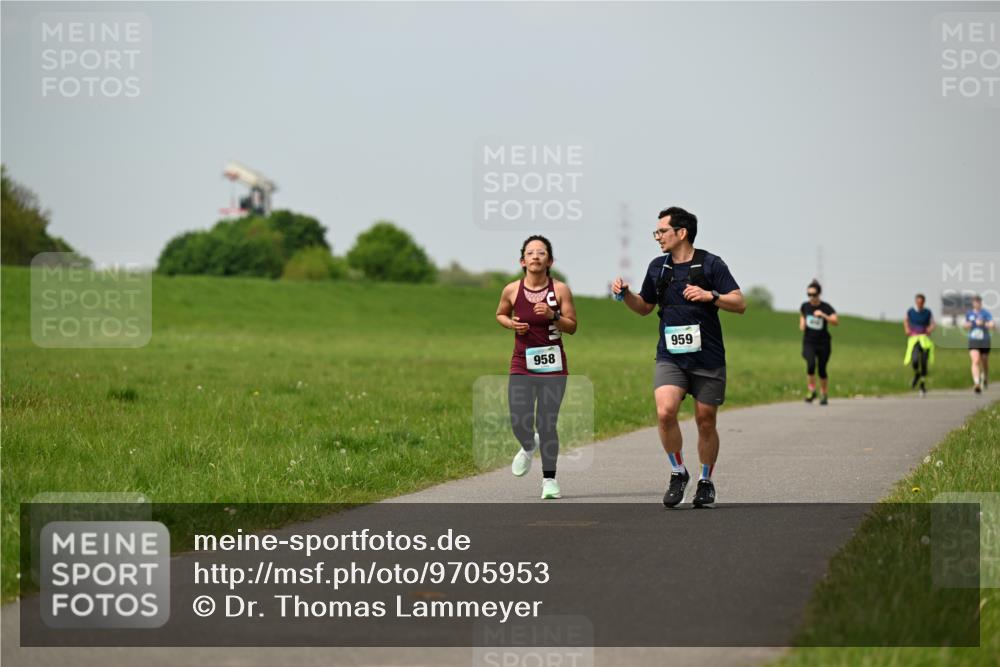 10.05.2026 - 8. Wedeler Halbmarathon Dr. Thomas Lammeyer http://msf.ph/oto/9705953 10.05.2026 11:56:38 Laufen 958, 959 meine-sportfotos.de