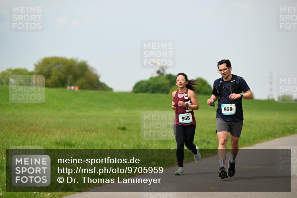 10.05.2026 - 8. Wedeler Halbmarathon Dr. Thomas Lammeyer http://msf.ph/oto/9705959 10.05.2026 11:56:40 Laufen 958, 959 meine-sportfotos.de