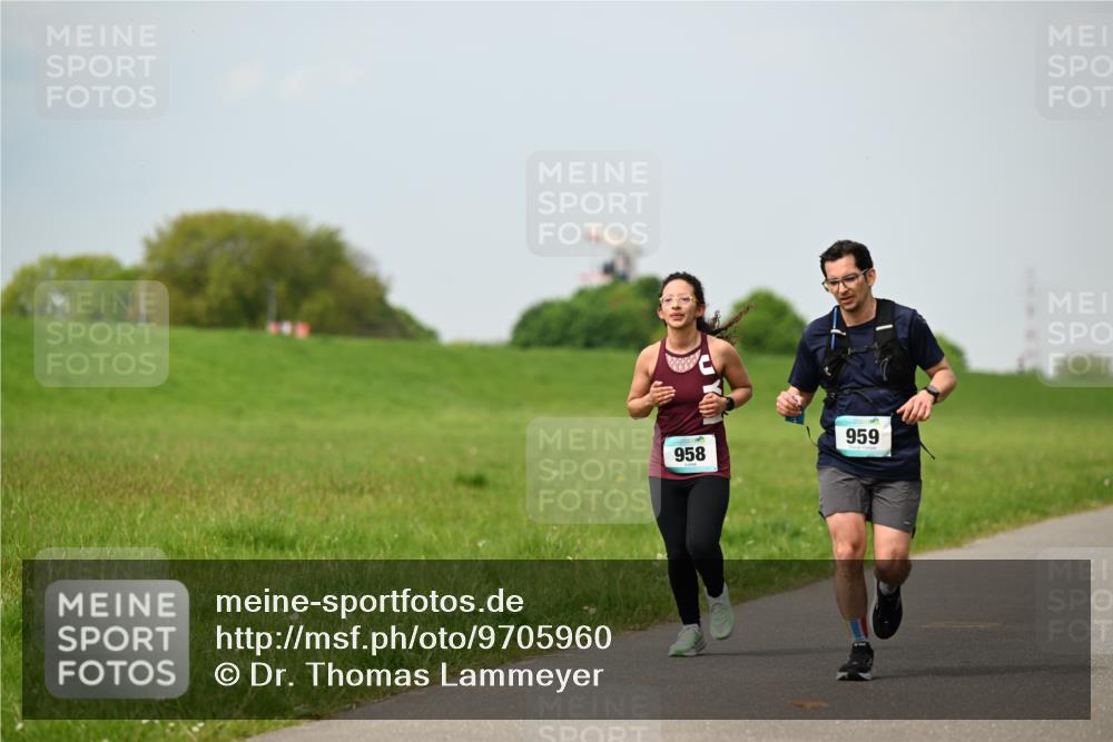 10.05.2026 - 8. Wedeler Halbmarathon Dr. Thomas Lammeyer http://msf.ph/oto/9705960 10.05.2026 11:56:40 Laufen 958, 959 meine-sportfotos.de